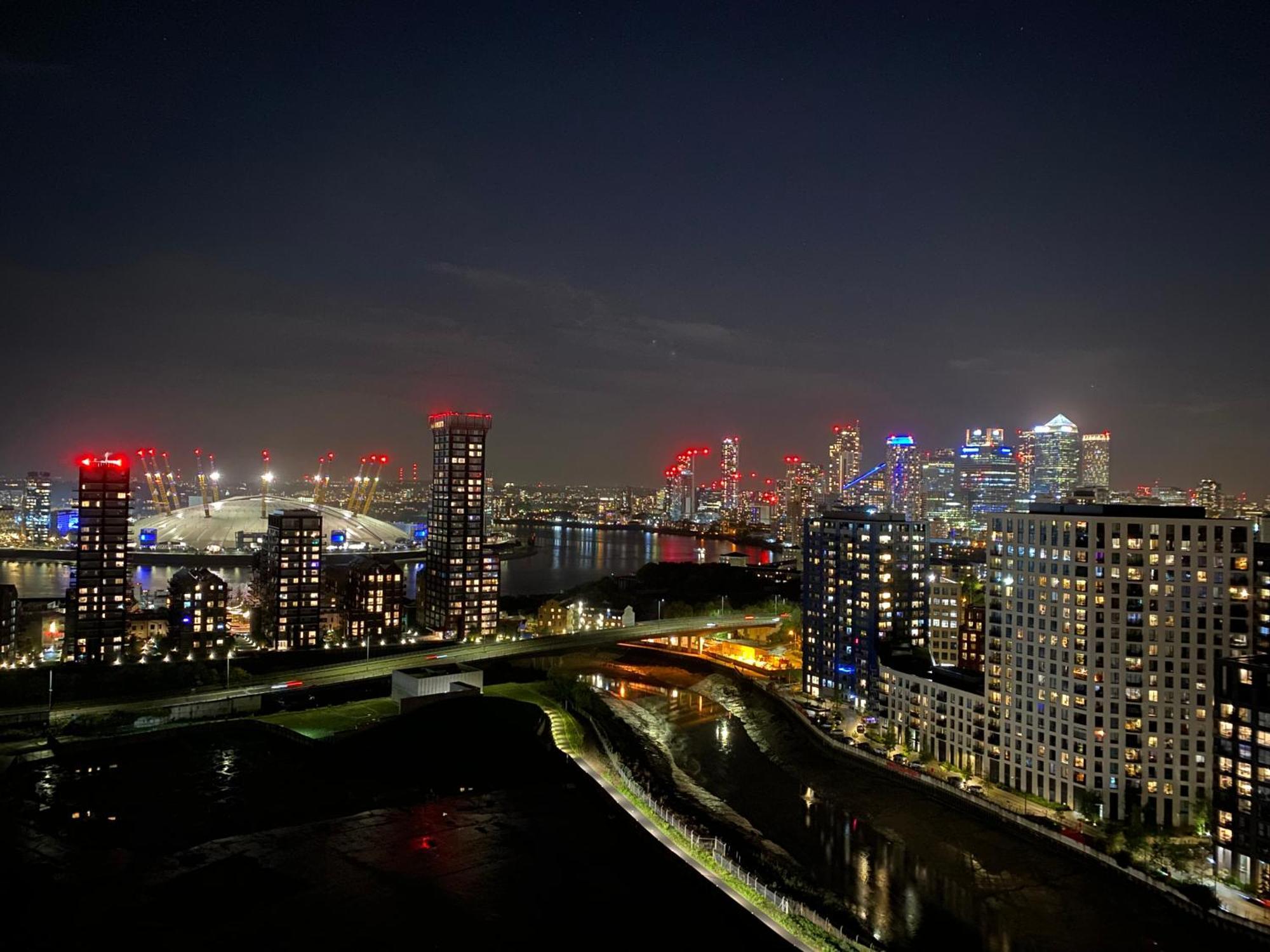 Cozy Flat With Stunning Views Apartment London Bagian luar foto