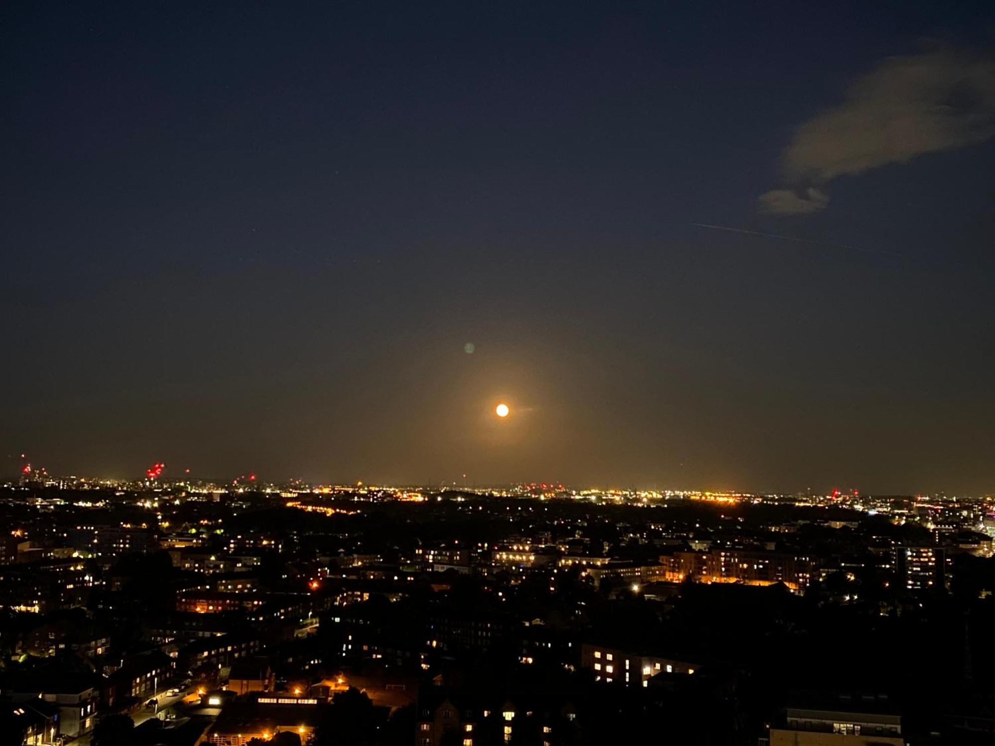 Cozy Flat With Stunning Views Apartment London Bagian luar foto